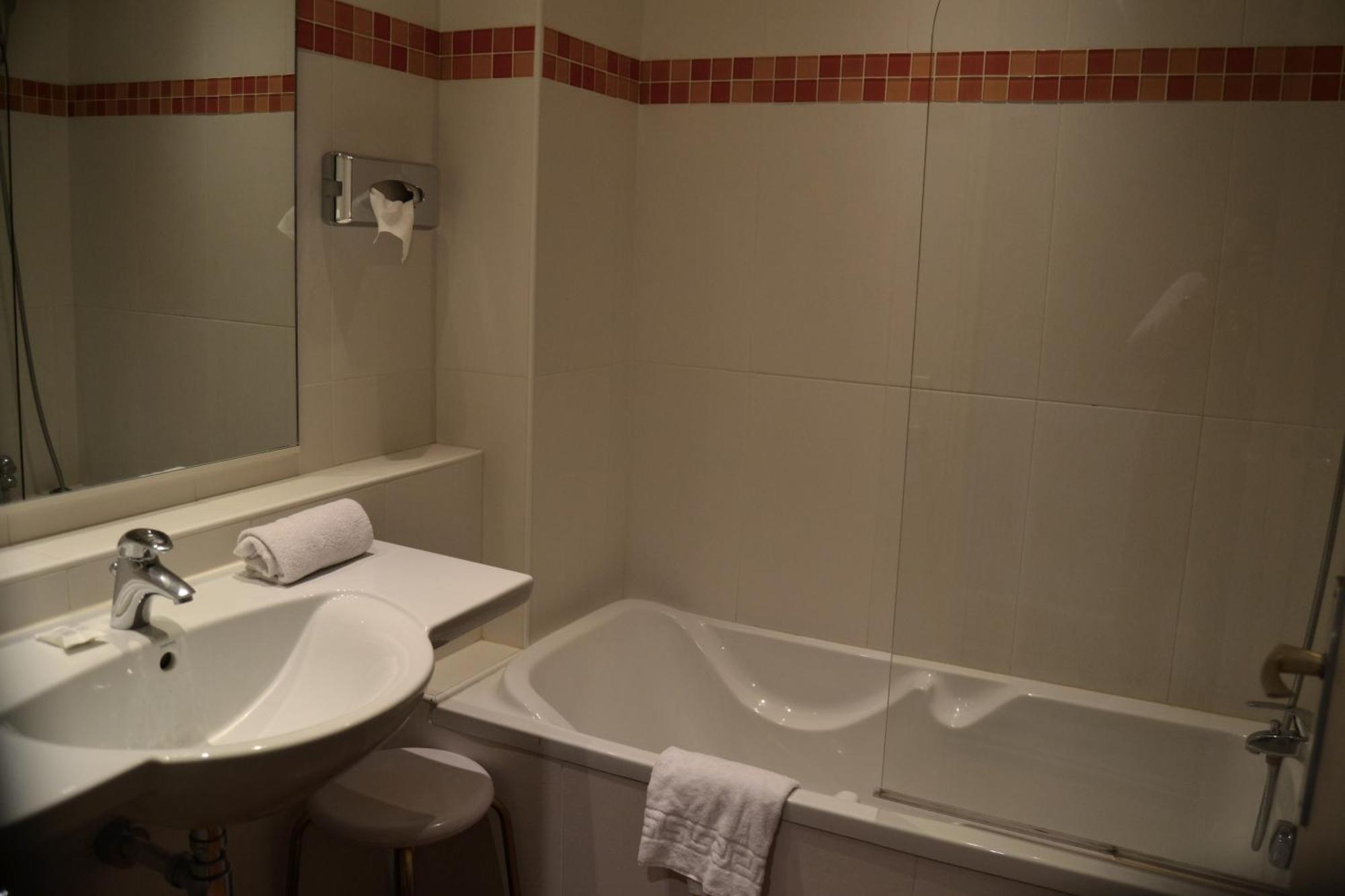 Kyriad Hotel Tours Centre Екстериор снимка