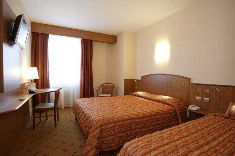 Kyriad Hotel Tours Centre Екстериор снимка